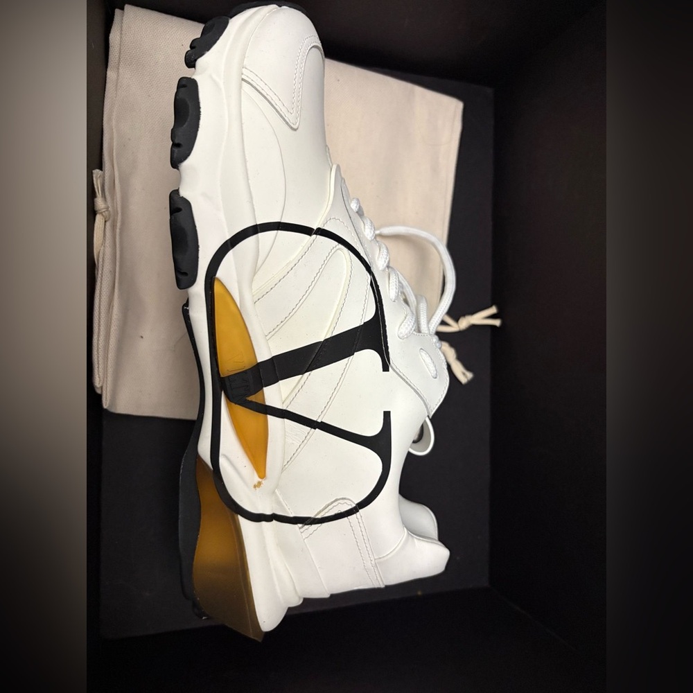 Valentino Garavani VLogo Bounce Sneaker - Picture 3 of 10